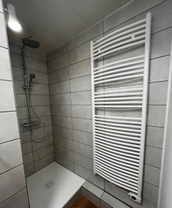 Photo de galerie - Pose et raccordement  d'un sèche-serviettes électrique sur mur carrelé.
Pose d'une applique lumineuse sur mur carrelé.