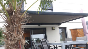 Photo de galerie - Profitez de votre terrasse en toute saison ! Installation d'un store banne robuste et élégant, parfaitement intégré à la façade. Une solution idéale pour créer un espace ombragé, protéger votre mobilier et profiter de l'extérieur avec un maximum de confor