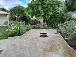 Photo de galerie - Ammenagement cour en travertins sur micro station 