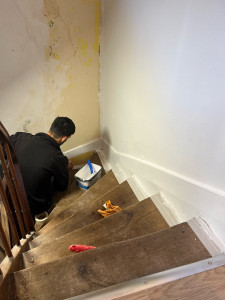 Photo de galerie - Sur la photo vous pouvez voir le mur à droite que nous avons réalisé. Nous allons également repeindre l’ensemble des murs de la cage d’escalier. Une fois la peinture terminée, il restera le nettoyage des escaliers et des rambardes.