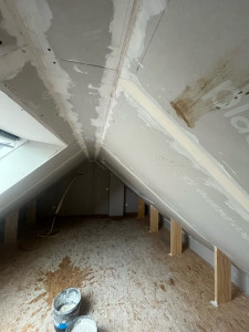 Photo de galerie - Les travaux qui sont réalisés dans ce grenier rattrapage des bandes, passer deux couches d’enduit, mettre du peinture et faire tout les finitions nécessaires , poser du sol . voir le résultat dans photo2 