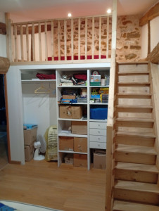 Photo de galerie - Penderie, rangement en mélaminé
escalier restaurer et instalation d'une rembarde fait main
piquage de pierre et rejointement
restauration des poutres 
pose du parquet
peinture