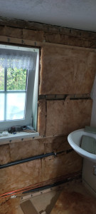 Photo de galerie - Installation d'un lavabo dans la cage d'escalier avec alimentation en eau froide et isolation des murs extérieurs
