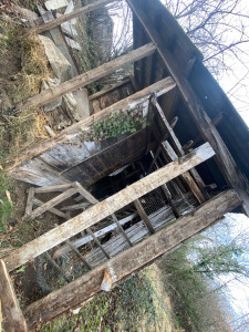 Photo de galerie - Débarras complet maison, appartement, cave, garage ou terrain.  Évacuation d’encombrants, gravats, meubles, déchets.  Intervention rapide avec matériel adapté.  Prestation payante selon volume.  Devis rapide sur photos.