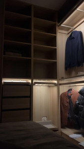 Photo de galerie - Dressing PAX IKEA avec luminaires