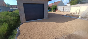 Photo de galerie - Pose de calcaire 0-10 avec géotextile.