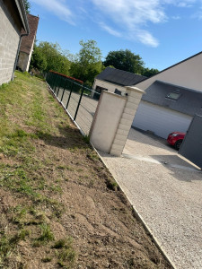 Photo de galerie - Pose d’une clôture avec plaque de soubassement et remise au propre en calcaire 0/20 de la cour 