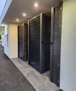 Photo de galerie - Fabrication et pose de caches climatiseurs 