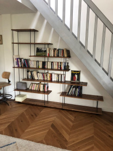 Photo de galerie - Fabrication d’une bibliothèque / étagères en bois massif avec montant en tiges filetées teintées en noir.