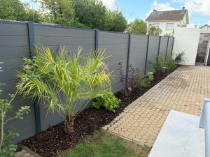 Photo de galerie - Suppression de haie, évacuation et création de clôture composite aluminium avec plantation décoratives 