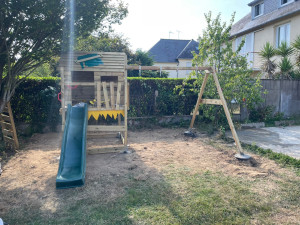 Photo de galerie - Aire de jeux en bois avec maisonnette sur pilotis 