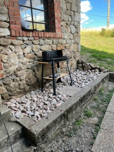 Photo de galerie - Pose de galets autour d’un barbecue