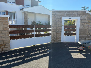 Photo de galerie - Peinture, portail, installation planche Bois