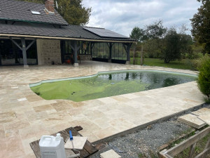 Photo de galerie - Pose de travertin autour de piscine – travail propre et soigné