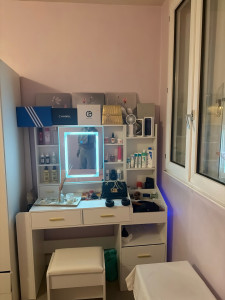 Photo de galerie - Assemblage d'une coiffeuse et d'un siège