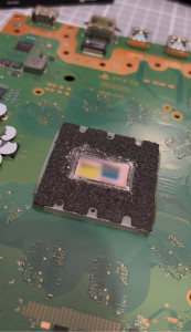 Photo de galerie - Nettoyage d’une PS5 avec problèmes de température et remplacement de son métal liquide pour une meilleure dissipation de la chaleur.  