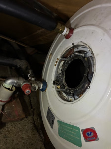 Photo de galerie - Photo du chauffe eau que je réparé   .  Je répare les sauna leur résistance leur thermostat  le dersarmem et le réarmement des systèmes  changement de sonde je fais tous .  Travau de plomberie chauffe eau et divers plomberie 