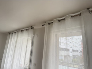 Photo de galerie - Exemple de fixation plafond de tringles