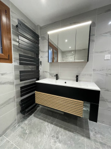 Photo de galerie - Installation d’un meuble vasque + miroir+ sèche serviette électrique et hydraulique 