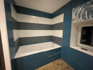 Photo de galerie - Salle de bain- faience 30x120 multicouleur en decor fibre de verre/platine et plaqué or