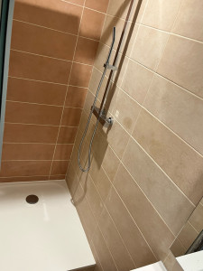 Photo de galerie - Pose de bac à douche et barre de douche 