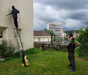 Photo de galerie - Nettoyage d'un mur à Saint-Chamond