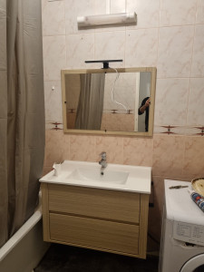 Photo de galerie - Meuble, avec vasque et miroir