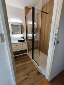 Photo de galerie - Réfection salle de bain complète en 4 jours avec depose ancienne baignoire en fonte et modification plomberie et électricité. 
pose de Panneaux Mureaux et dalles . 
sol SPC . 