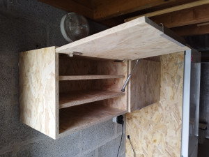 Photo de galerie - Réalisation et pose d'un petit meuble haut en OSB 3 1200x400x400 pour agencer le garage.