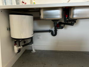 Photo de galerie - Installation d’un ballon d’eau chaude de 50 litre avec évier double 