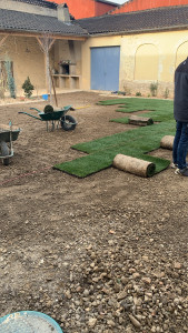 Photo de galerie - Pose d’une pelouse en plaque 