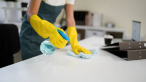 Photo de galerie - Nettoyage complet du logement : dépoussiérage, aspiration, lavage des sols et nettoyage des surfaces.