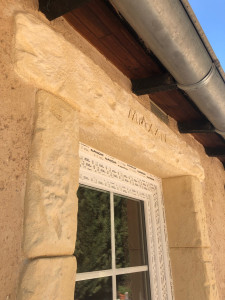 Photo de galerie - Encadrement de porte imitation pierre 