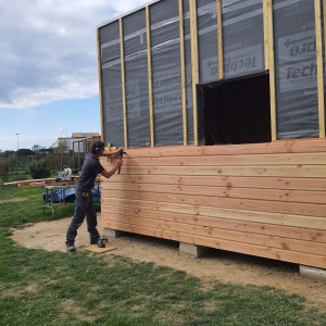 Photo de galerie - Pose d'un bardage sur une annexe au fond du jardin. Réaliser en ossature bois par mes soins. 