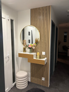 Photo de galerie - Poser le bois le miroir et les étagères 