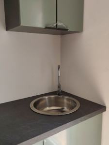 Photo de galerie - Installation d’un évier rond parfaitement intégrée : un travail soigné et précis pour une cuisine à la fois pratique et élégante.
