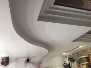 Photo de galerie - Plafond double peau, retombée de plafond escalier, retombée de plafond à développé de courbe, gorge lumineuse, couvre joint sapelli sur trémie