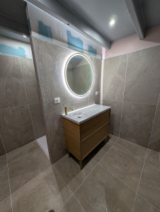 Photo de galerie - Création d'une salle de douche incluant la plâtrerie, l'électricité, la plomberie, l'agencement, le carrelage grand format et la faïence. 