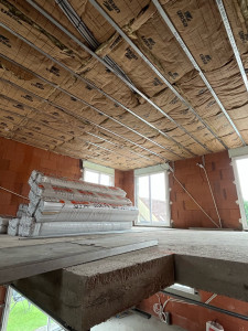 Photo de galerie - Poses de la structure métallique ainsi que la laine de verre 