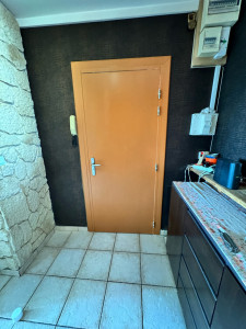 Photo de galerie - Pose d’une porte palière peinte sur place 