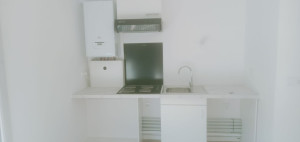 Photo de galerie - Pose petite cuisine.
avec plaque hotte évier et meuble haut.