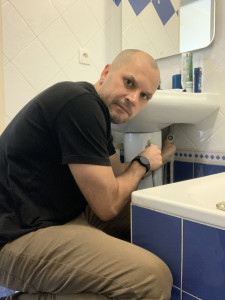 Photo de galerie - Cette photo illustre la réalisation de petits travaux de bricolage à domicile.