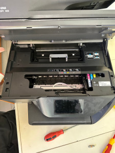 Photo de galerie - Réparation d'une imprimante réussie et un client satisfait.