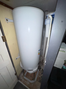 Photo de galerie - Remplacement d’un ballon 150 l  thermor sur trépied