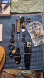 Photo de galerie - Entretien complet d'un amortisseur Fox X2 