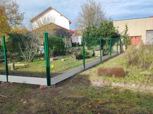 Photo de galerie - Clôture en  panneaux rigides.