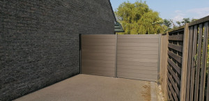 Photo de galerie - Mise en place de panneaux lames composite Neva, poteaux Alu.. 