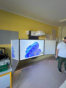 Photo de galerie - Montage tableau tactile avec enceinte et vidéo projecteur 