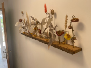 Photo de galerie - Création d’une étagère fleurie avec des plantes sèches 