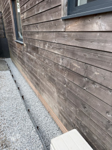 Photo de galerie - Réalisation d'une bande gravillonnée de propreté en pied de bardage d'une maison à Saint-avé
